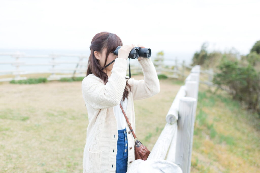 双眼鏡を覗く女性