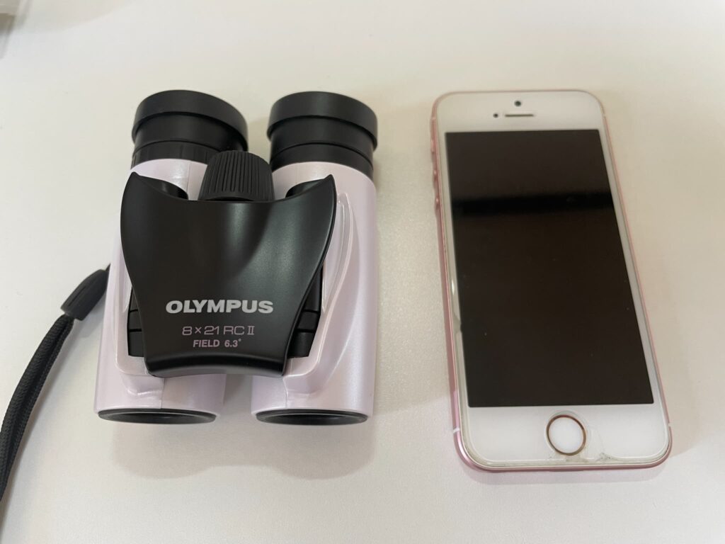 双眼鏡とスマホで大きさ比較