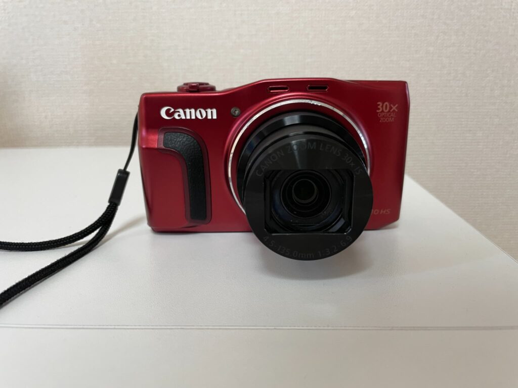 電源を入れたデジカメ