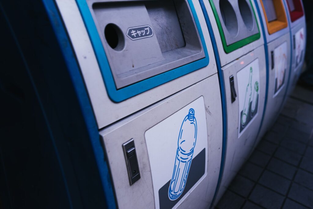 公共のゴミ箱。フリー素材。