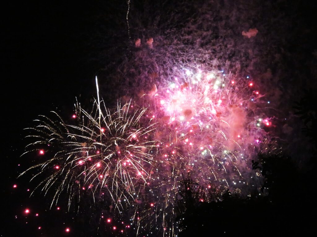 続々と打ち上がる花火